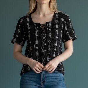 Pink Republic black and white short-sleeved blouse